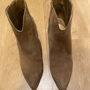 MARC FISHER MATTER, BLOCK HEEL, POINTED TOE ANKLE BOOT, Size 8.5